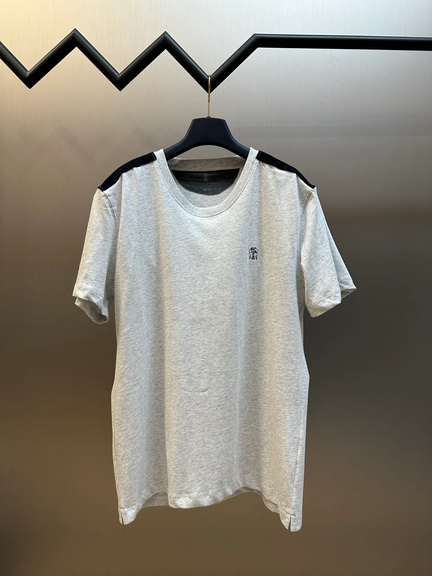 BC color-blocked short sleeves are made of 40 grams of double-ply 100% long-staple cotton, 8-pit corduroy, 32-count double yarn 1*1 rib, imported embroidery, fabric wash size: s m l xl